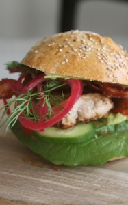 Burgerboller med syltede rødløg