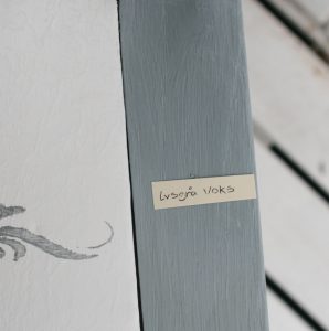 lysgrå voks