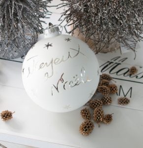 Hvid julekugle med tekst Joyeux Noël