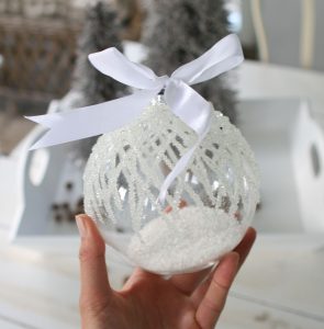 Stor Julekugle i glas med frost og sne indeni