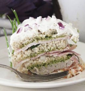 Madlagkage med rullepølse, frikadeller, pesto mm.