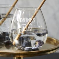 Glas m. hus indeni - Drinks On The House Glass UDSOLGT Glas m. hus indeni - Drinks On The House Glass UDSOLGT