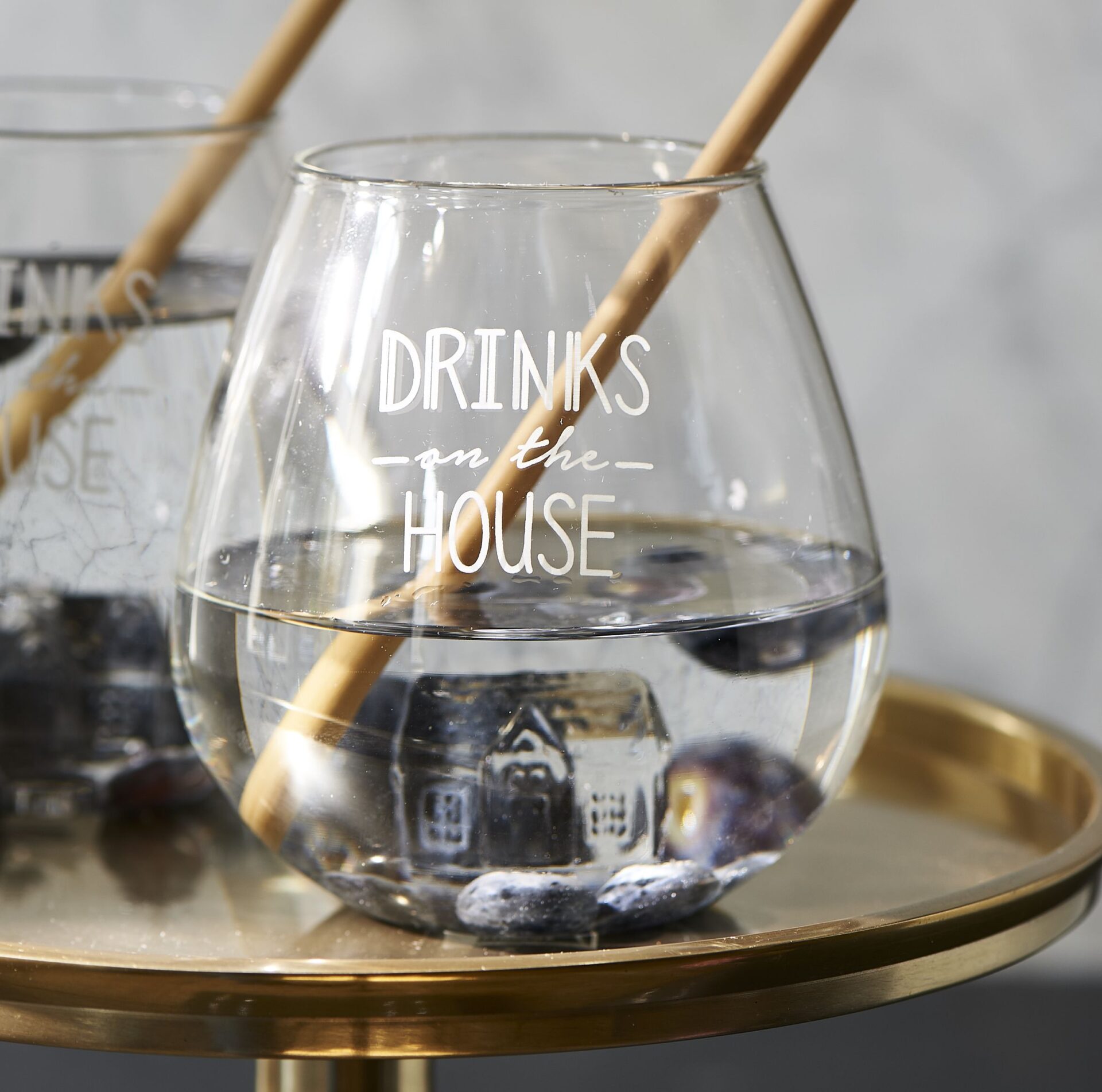 Glas m. hus indeni - Drinks On The House Glass UDSOLGT Glas m. hus indeni - Drinks On The House Glass UDSOLGT