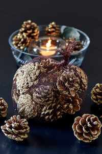 Kogler m. guldglmmer - Majestic Pinecones gold 1 STK. TILBAGE