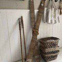 Ski sæt - Rustic Rattan Ski Set 1 SÆT TILBAGE Ski sæt - Rustic Rattan Ski Set 1 SÆT TILBAGE