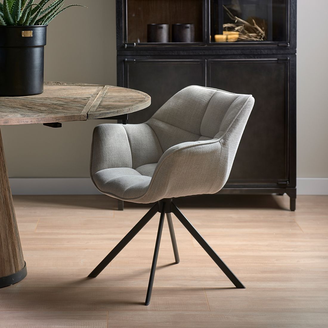 Carnaby Dining Armchair, mouliné linen, fabulous flax BESTILLINGSVARER Carnaby Dining Armchair, mouliné linen, fabulous flax BESTILLINGSVARER