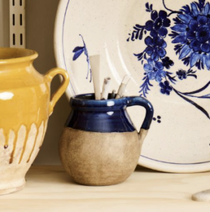 Vase m. hank naturfarvet m. blå kant Avignon